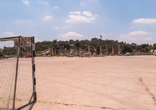 Futbol sahası ve park içinde yakın kalıntıları için bir — Stok fotoğraf