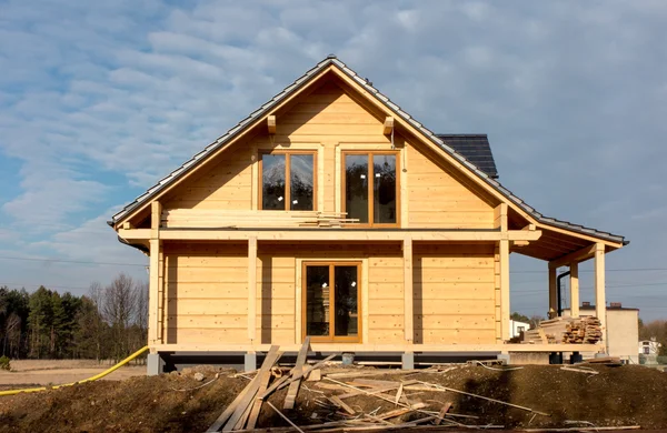 Bygga ett hus med trä stockar, — Stockfoto