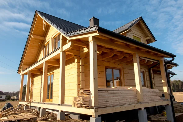 Construção de uma casa com troncos de madeira , — Fotografia de Stock