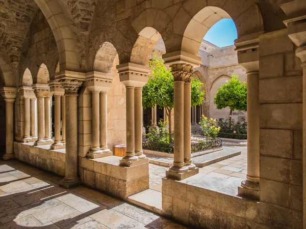 BETHLEHEM, ISRAEL - 12 de julio de 2015: El corredor gótico del atrio —  Fotos de Stock