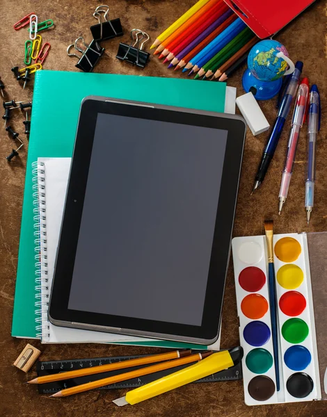 Fond scolaire moderne avec tablette — Photo