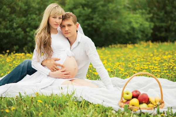 Schöne schwangere Frau im Freien — Stockfoto