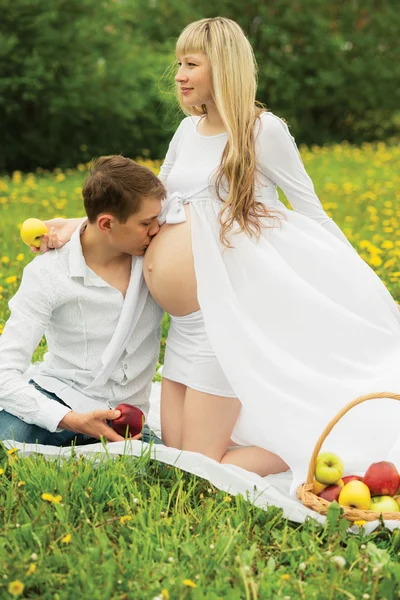 Schöne schwangere Frau im Freien — Stockfoto