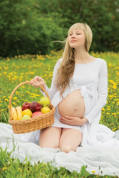Belle femme enceinte en plein air — Photo