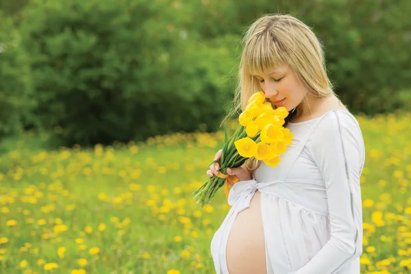 Hermosa mujer embarazada al aire libre — Foto de Stock