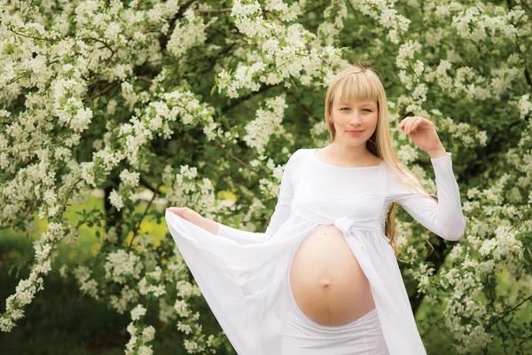 Schöne schwangere Frau im Freien — Stockfoto