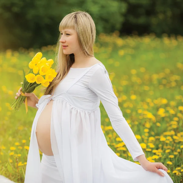 Schöne schwangere Frau im Freien — Stockfoto