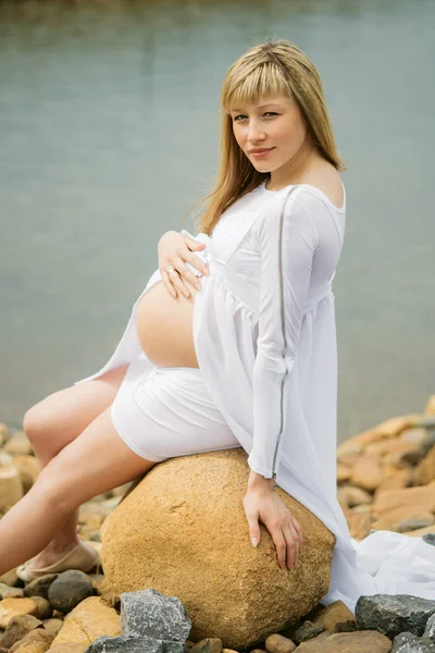 Красива вагітна жінка на відкритому повітрі Ліцензійні Стокові Фото