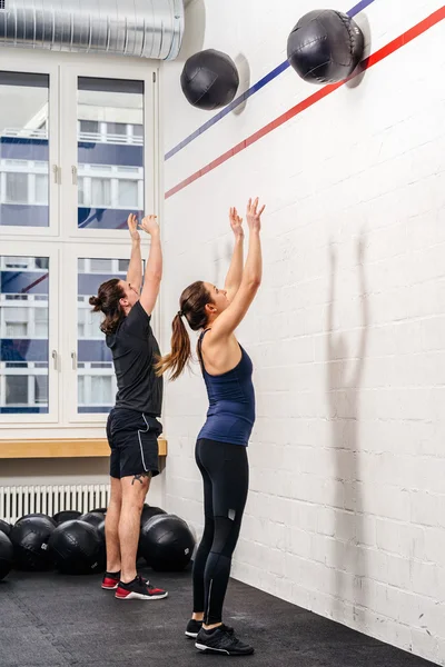 Gooien van de bal van de geneeskunde op de sportschool — Stockfoto