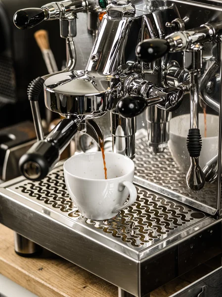 Espresso being made in coffeeshop — Stock Photo, Image