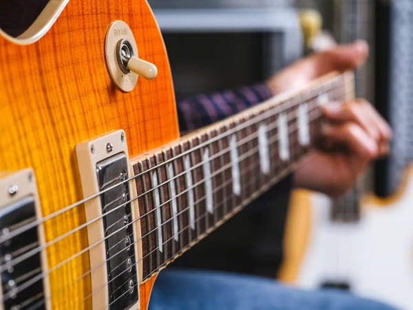 Närbild av spela elgitarr — Stockfoto