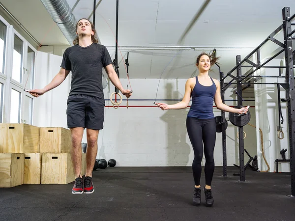 Kobieta i mężczyzna skakanka na siłowni — Zdjęcie stockowe