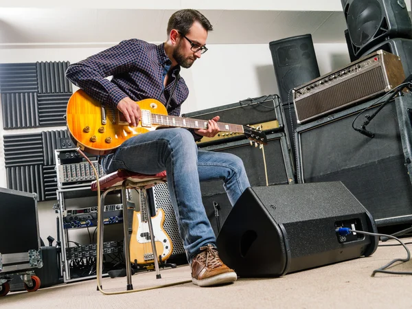 Tocando guitarra elétrica em um estúdio — Fotografia de Stock