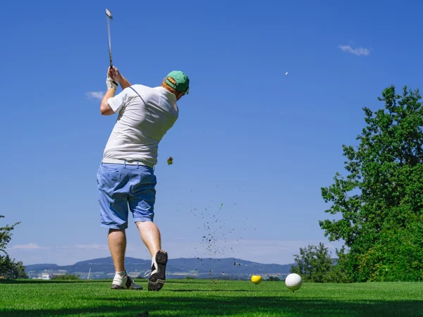 Игра в гольф на поле для гольфа — стоковое фото