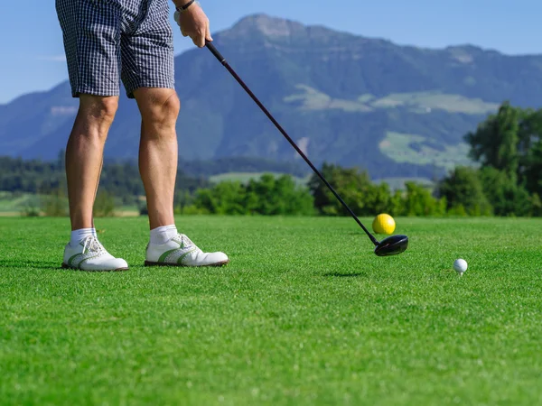 Golfer teeing off — Stock Photo, Image