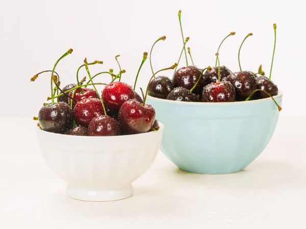 Duas taças de cerejas molhadas — Fotografia de Stock