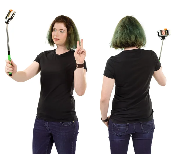 Vrouw selfie te nemen en lege zwarte shirt dragen — Stockfoto