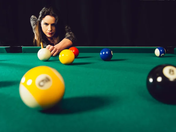 Beautiful woman playing pool — Stock Photo, Image