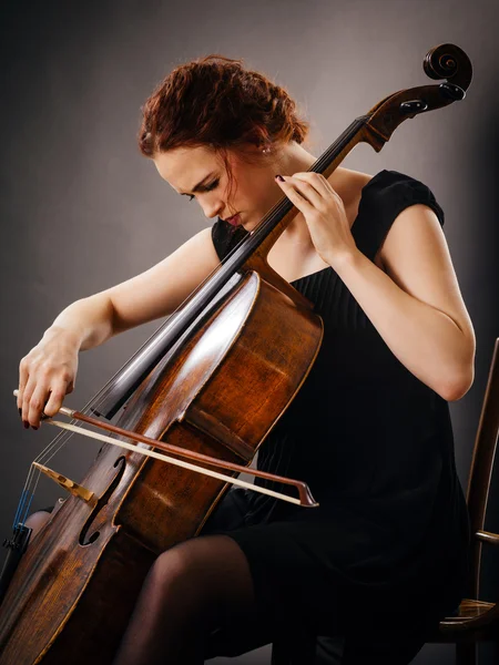 Wiolonczela gracza, koncentrując się na jej gra — Zdjęcie stockowe