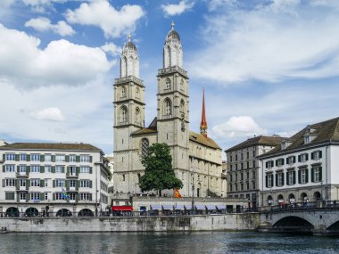 Zürih, İsviçre - 30 Mayıs 2020: Limmat Nehri 'nden Grossmunster ve Zürih' e bakınız. Grossmunster İsviçre 'nin Zürih şehrinde Romen tarzı bir Protestan kilisesidir..