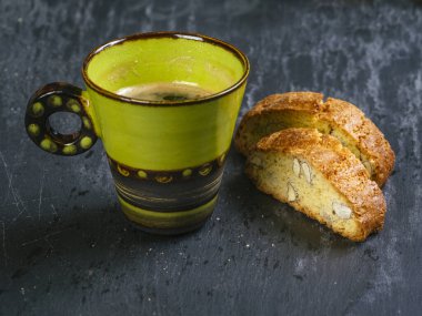 İki İtalyan bisküvisi ve kahve.