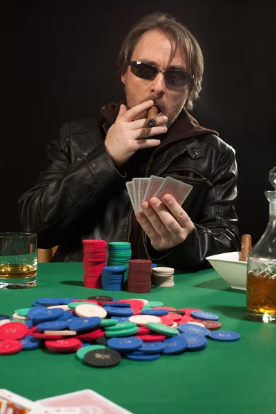 Jogador de poker fumador usando óculos escuros — Fotografia de Stock