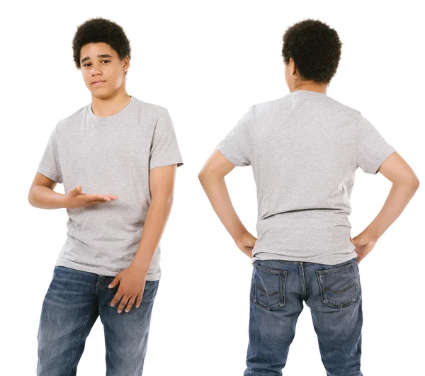 Adolescente masculino vestindo camisa cinza em branco — Fotografia de Stock