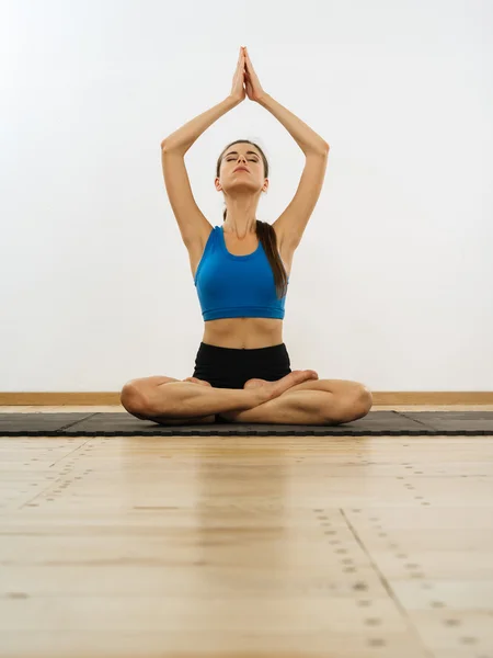Praticare yoga — Foto Stock