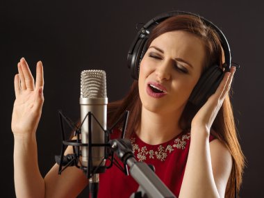 Kayıt stüdyosunda şarkı