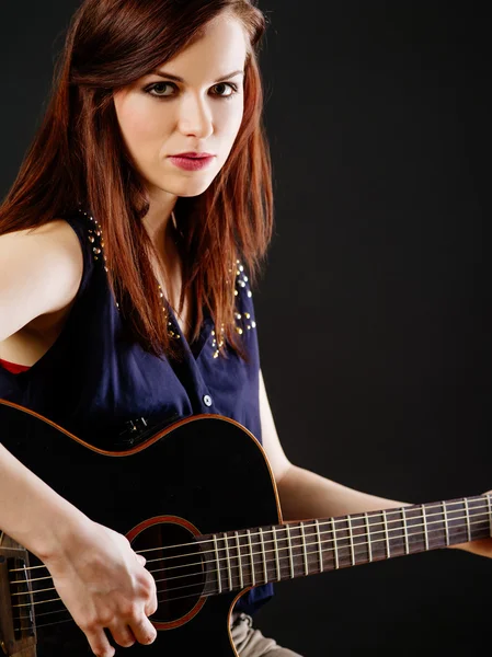 Young beautiful woman playing acoustic guitar — Stock Photo, Image