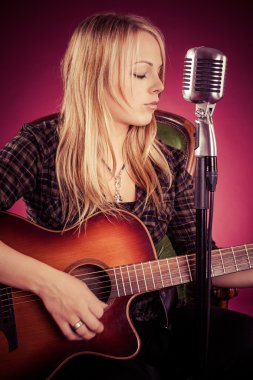 Çekici kadın akustik gitar çalmak