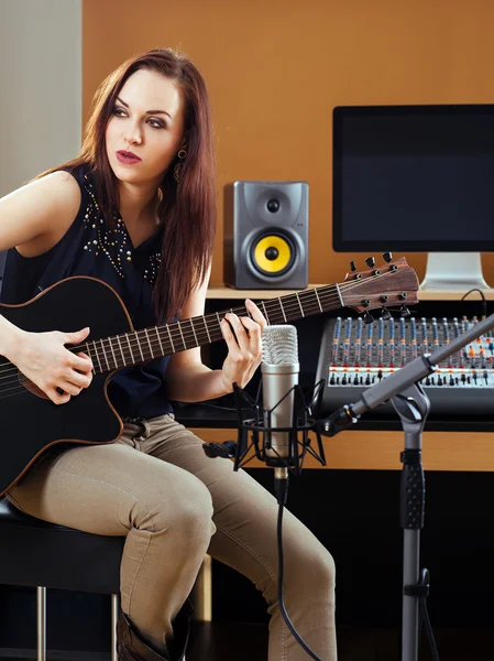 Im Studio bei der Aufnahme von Gitarrenspuren — Stockfoto