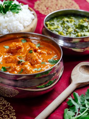 Tereyağı tavuk pilav ve Saag Paneer ile