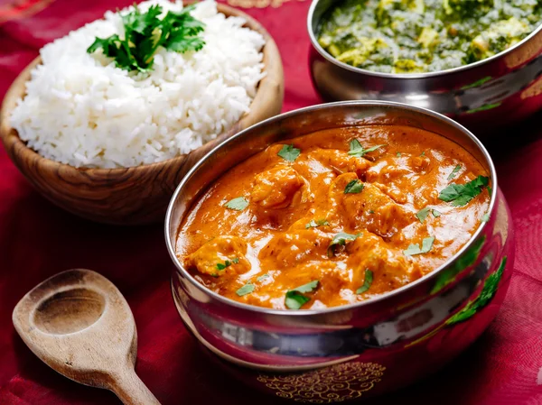 Butterhuhn und Saag Paneer indisches Abendessen — Stockfoto