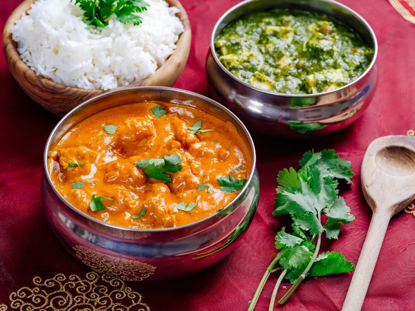 Tereyağı tavuk ve Saag Paneer