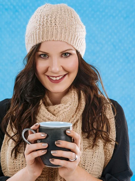 Drinking coffee on a cold day — Stock Photo, Image