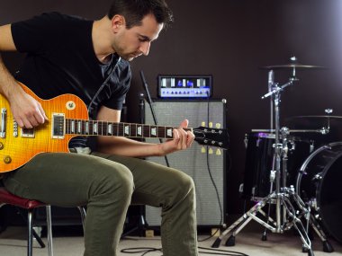 Oturma ve Sahne Alanı'nda oynayan gitarist