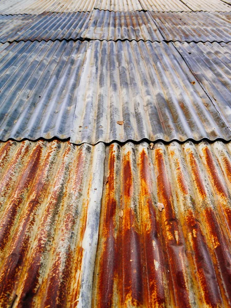 Paslı metal çatı oluklu — Stok fotoğraf