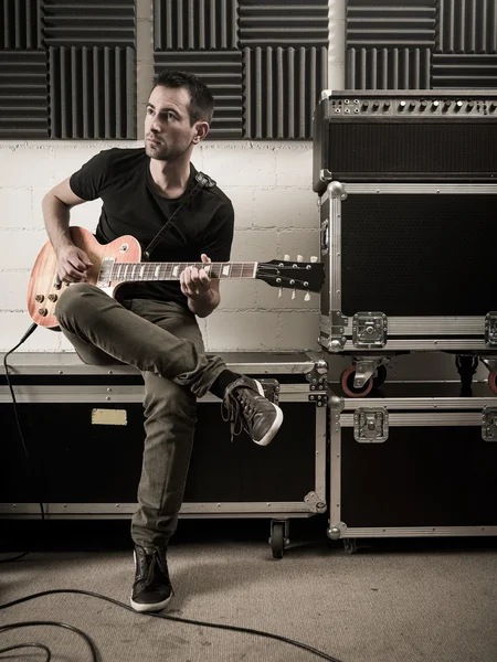 Gitara gra w studio — Zdjęcie stockowe