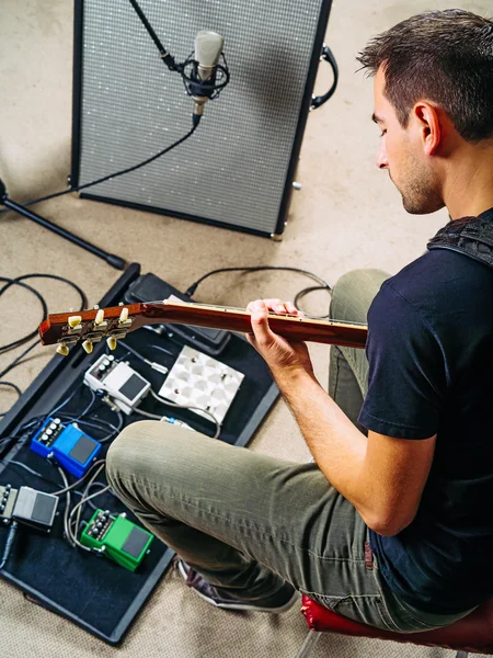 Guitarist practicing in a rehearsal studio — Stock Photo, Image