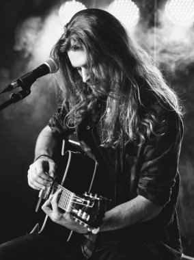 Sahne Alanı'nda gitar çalmak