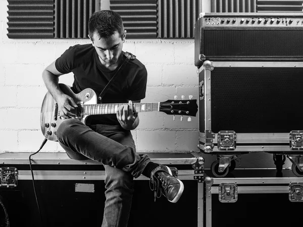 Playing his guitar backstage — Stock Photo, Image