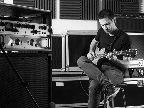 Guitariste jouant en coulisses — Photo