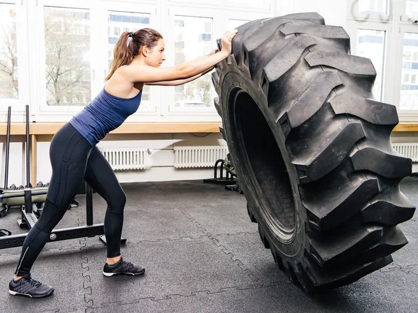 Exercício com pneu no ginásio crossfit — Fotografia de Stock
