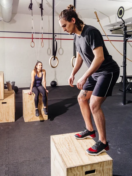 Casal exercitando no ginásio crossfit — Fotografia de Stock