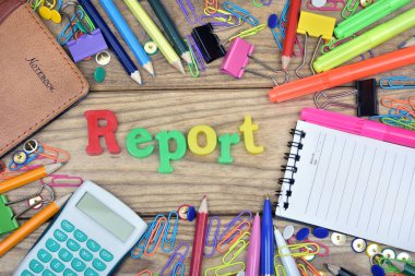 Ahşap masa üzerinde rapor word ve office araçları