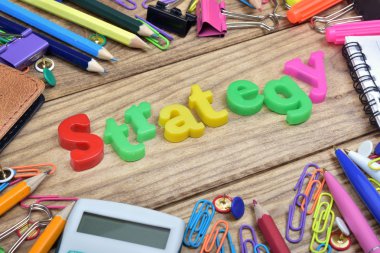 Ahşap masa üzerinde strateji word ve office araçları