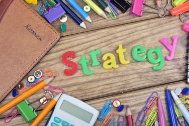 Ahşap masa üzerinde strateji word ve office araçları