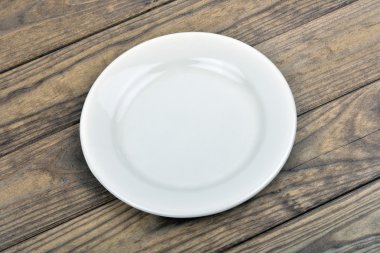 Ahşap masaya boş tabak