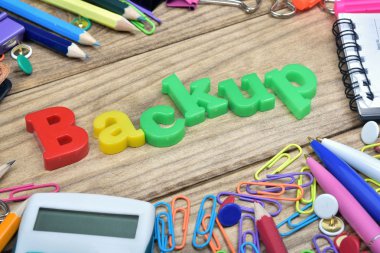 Ahşap masa üzerinde yedekleme word ve office araçları